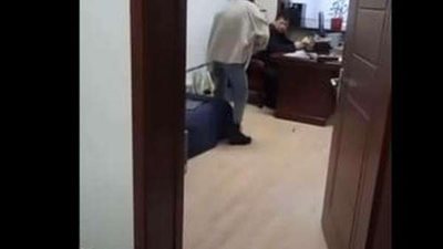 شاهد.. ماذا فعلت موظفة بعد تحرش مديرها في العمل بها؟