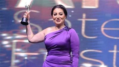 لأول مره وفاء عامر مذيعة على شاشة 