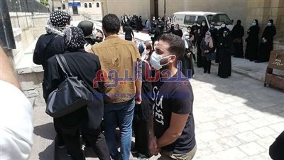 انهيار هنادى مهنى فى مراسم تشييع جثمان والدة زوجها.. صور