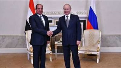 بوتين يلتقط صورة تذكارية مع السيسي عقب انتهاء القمة الأفريقية الروسية