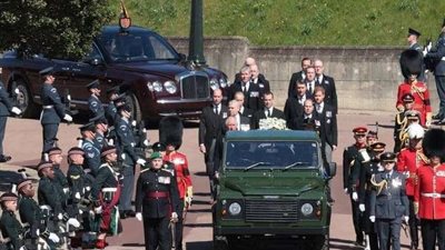 بدء مراسم تشييع الأمير فيليب بحضور الملكة إليزابيث الثانية.. شاهد