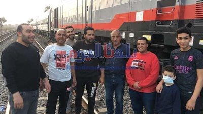 الأهالي يقدمون وجبات إفطار لركاب قطار 18 المتوقف في قرية بالغربية (صور)