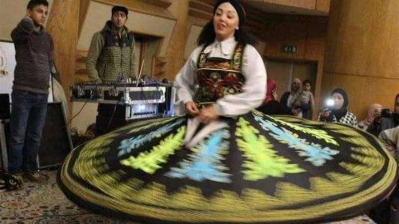 راقصة التنورة