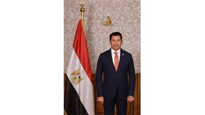 وزير الرياضة يهنئ السباح مروان القماش بالتأهل لأولمبياد باريس 2024