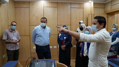 رئيس جامعة سوهاج يتفقد الاستعدادات النهائية لافتتاح استوديو قسم الإعلام