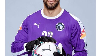 رسميا.. بيراميدز يعلن تمديد عقد شريف إكرامي