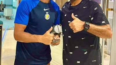 مدرب حراس مرمى الزمالك يلتقط صورة تذكارية مع رونالدو