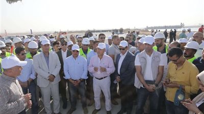 وزير النقل يشهد مراسم تسليم اولي محطات مشروع تطوير ميناء السخنة