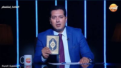 مصعب العباسي يوجه رسالة للعالم ويضع المصحف على رأسه.. فيديو