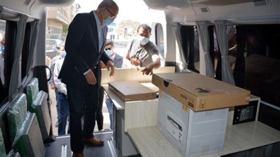 القليوبية تتسلم سيارتين متنقلتين كمركز تكنولوجي لخدمة المواطنين