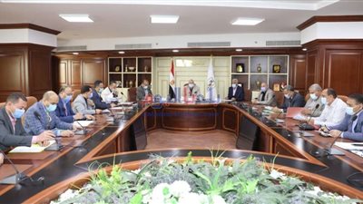 محافظ بني سويف يناقش عدداً من الملفات في اجتماع الإسكان الاقتصادي