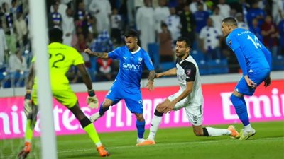 التعادل الإيجابي يحسم الشوط الأول المثير بين 