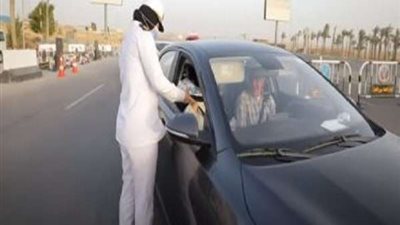 قبل أذان المغرب.. الداخلية توزع وجبات إفطار على الصائمين بالشوارع (فيديو)