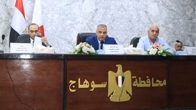 محافظ سوهاج يعقد اجتماع لمتابعة تنفيذ قرارات ترشيد استهلاك الكهرباء