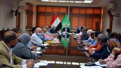 محافظ القليوبية يناقش صرف التعويضات الخاصة بتوسعة الطريق الدائري