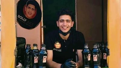 شاب جامعى بالدقهلية يصنع كشك عصير على شكل زجاجة