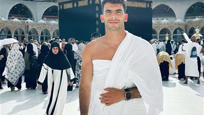 أحمد السيد زيزو يؤدي مناسك العمرة