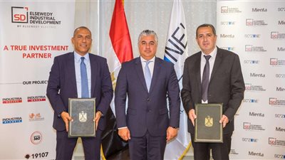 رئيس الاقتصادية يشهد توقيع عقد تخصيص أرض لمصنع 