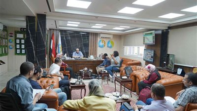 رئيس شركة مياه الشرب بسوهاج يبحث زيادة فاعلية استخدام الطاقة