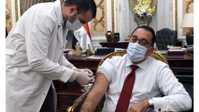 رئيس الوزراء يتلقى لقاح كورونا.. شاهد