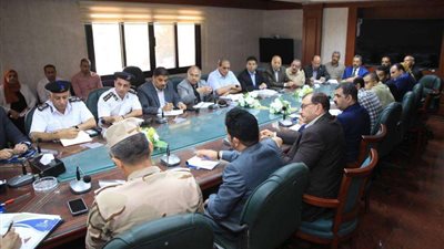 محافظ سوهاج يعقد اجتماعًا موسعًا لمتابعة تجهيزات مجمعات الخدمات الحكومية بقرى 