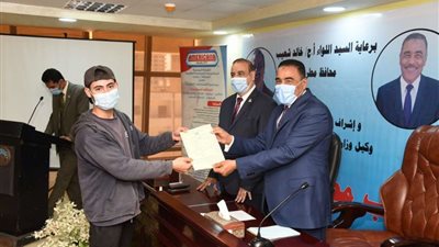 بالصور .. محافظ مطروح يسلم عقود عمل لتشغيل شباب المحافظة