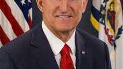 فشل تارخي... هكذا علق سيناتور أمريكي على تراجع التصنيف الائتماني