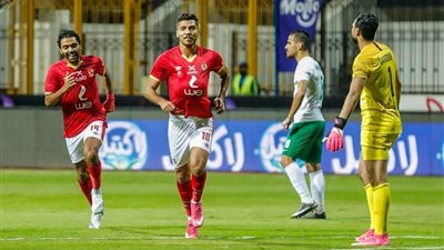 الأهلي يفوز على المصري بثنائية ويلاحق الزمالك