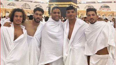 قبل العودة إلى القاهرة..لاعبو الزمالك يؤدون مناسك العمرة