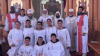 مجموعة من خدام 