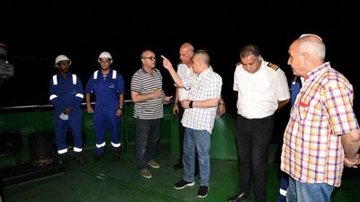 قناة السويس: تحديد موقع القاطرة الغارقة وانتظام الملاحة خلال الساعات المقبلة