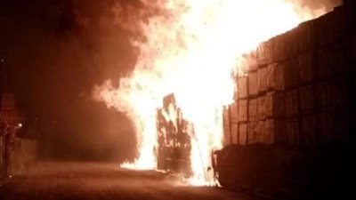 السيطرة على حريق هائل بمخزن كراتين ببني سويف