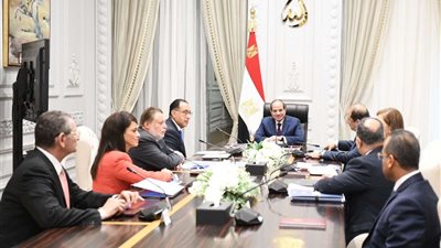 السيسى يستعرض مؤشرات الاقتصاد المصرى في لقاء موسع مع مدبولي