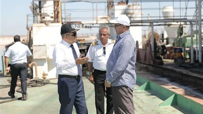 رئيس هيئة قناة السويس: استمرار أعمال انتشال القاطرة 