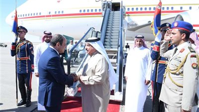 السيسي يودع الملك حمد بن عيسى آل خليفة مللك البحرين