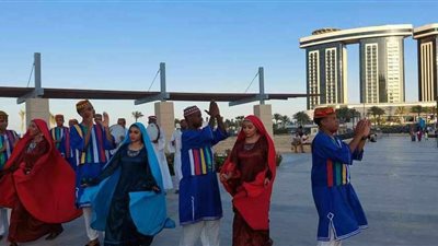 شاهد.. إقبال جماهيري كبير على عروض الفنون الشعبية بمهرجان العلمين الجديدة