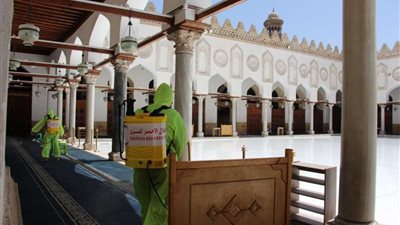 الهلال الأحمر المصري يبدأ المرحلة الثانية من عملية تعقيم المساجد في ٢٠ محافظة
