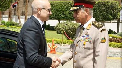 وزير الدفاع المصري يلتقي بنظيره الصربي