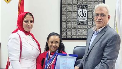 تكريم طالبة من ذوي الهمم لحصدها المركز الثاني عالميا في ألعاب القوى