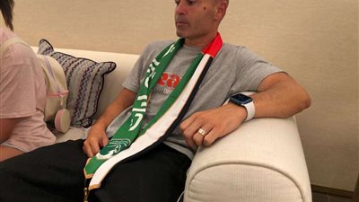 إنييستا يصل دبي للانضمام لنادي الإمارات لكرة القدم