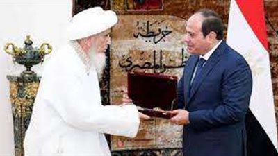 شاهد.. سلطان البهرة يقدم هدية تذكارية للرئيس السيسي