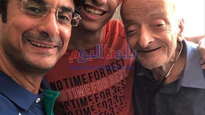 نجل طبيب الغلابة بالغربية ينعي وفاة والدته (صور)