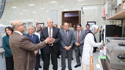 وزير الزراعة يفتتح معمل خصوبة الأراضي ويتفقد وحدة الاستشعار عن البعد