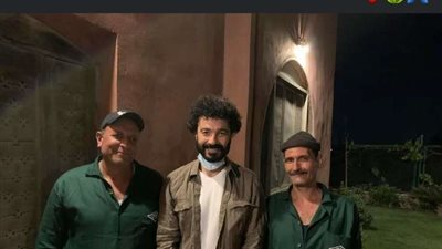 خالد النبوي يشارك جمهوره بصورته مع بعض العمال احتفالا بعيدهم