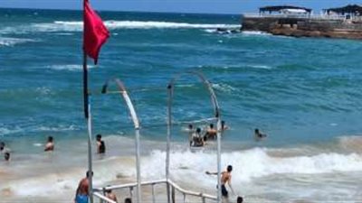 إنذار بعدم نزول البحر.. شواطئ الإسكندرية ترفع الرايات الحمراء