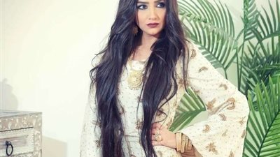 مي عمر تظهر بزي جليلة وتشارك جمهورها بمزحة على لسان أحمد السقا من 