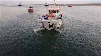 رئيس هيئة قناة السويس يعلن نجاح انتشال القاطرة 