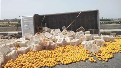 بالصور.. اصطدام سيارة نصف نقل بميكروباص بطريق مصر إسكندرية الصحراوي