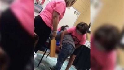 شاهد.. مديرة مدرسة تعتدي على طفلة بالضرب المبرح