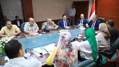 محافظ سوهاج يعقد اجتماعا مع أعضاء فريق عمل مبادرة 